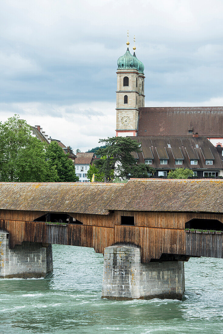 Holzbrücke über den Rhein und Fridolinsmünster, Bad Säckingen, Schwarzwald, Baden-Württemberg, Deutschland