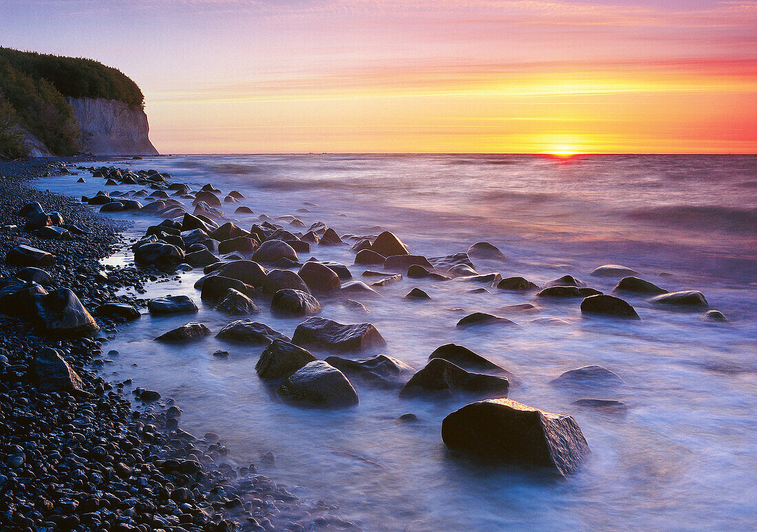 Sonnenaufgang an der Kreideküste bei Saßnitz, Nationalpark Jasmund, Insel Rügen, Ostseeküste, Mecklenburg-Vorpommern, Deutschland