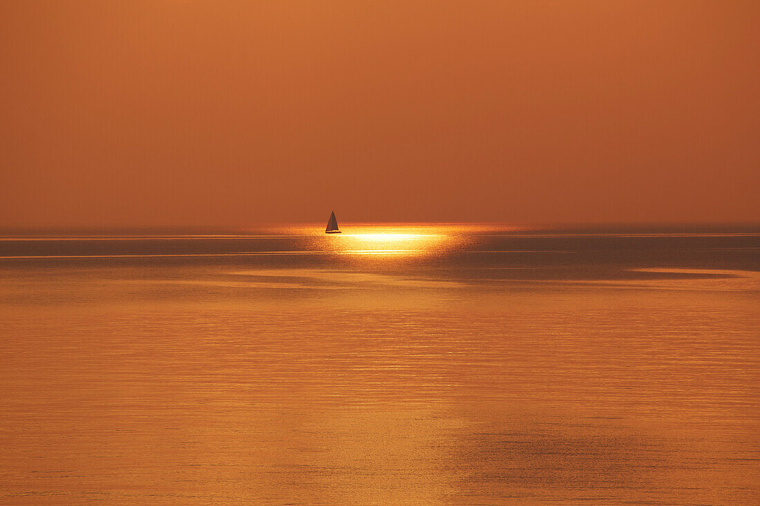 Segelboot bei Sonnenuntergang, Ostseeküste, Mecklenburg-Vorpommern, Deutschland