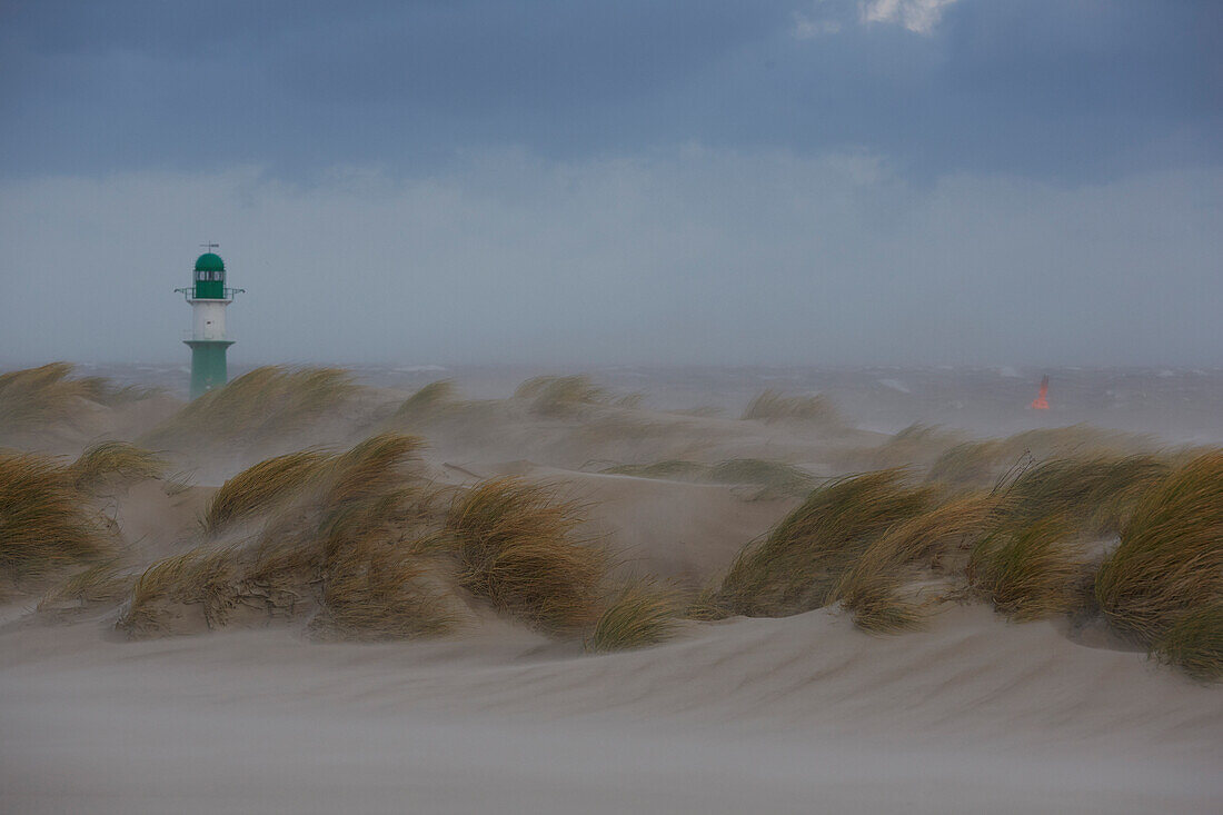 Dünen und Leuchtturm bei Sturm, Ostseebad Warnemünde, Mecklenburg-Vorpommern, Deutschland