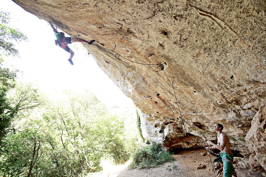 Zwei Kletterer an einer Felswand, Finale Ligure, Provinz Savona, Ligurien, Italien