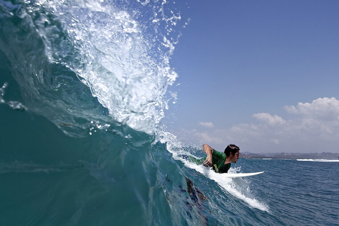 Surfer liegt auf Surfbrett, Jakarta, Java, Indonesien