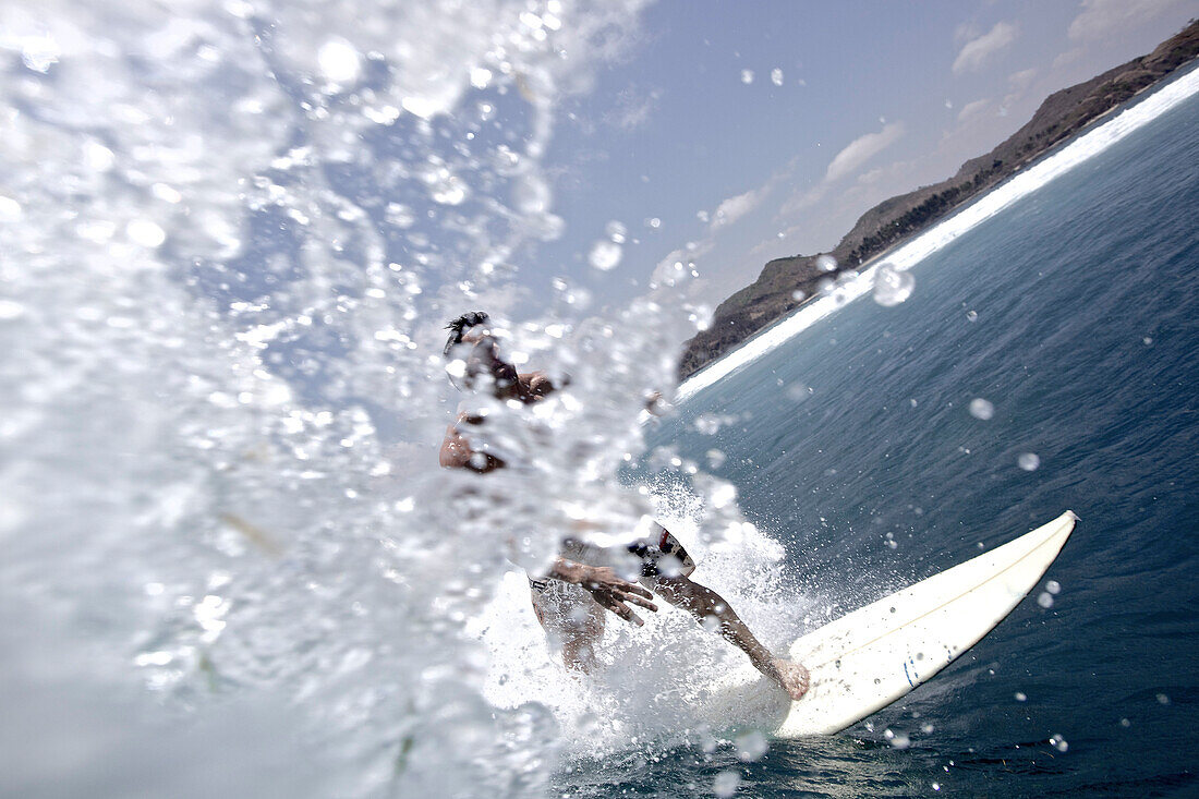 Surfer reitet eine Welle, Jakarta, Java, Indonesien