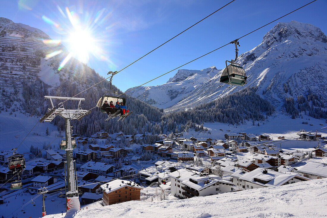 Blick auf Lech am Arlberg, Winter in Vorarlberg, Österreich