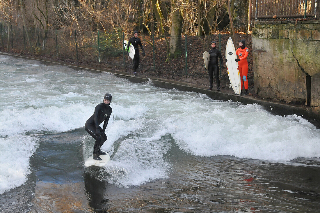 Flußsurfer im Englischen Garten, Winter in München, Bayern, Deutschland