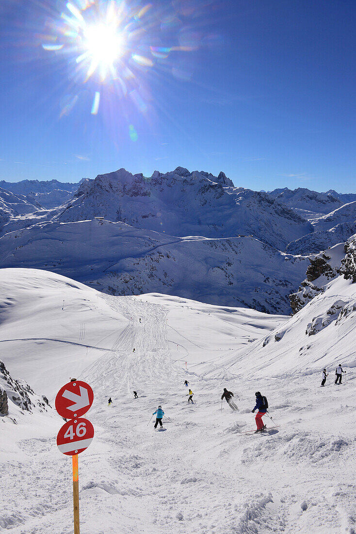 im Skigebiet von Lech am Arlberg, Winter in Vorarlberg, Österreich