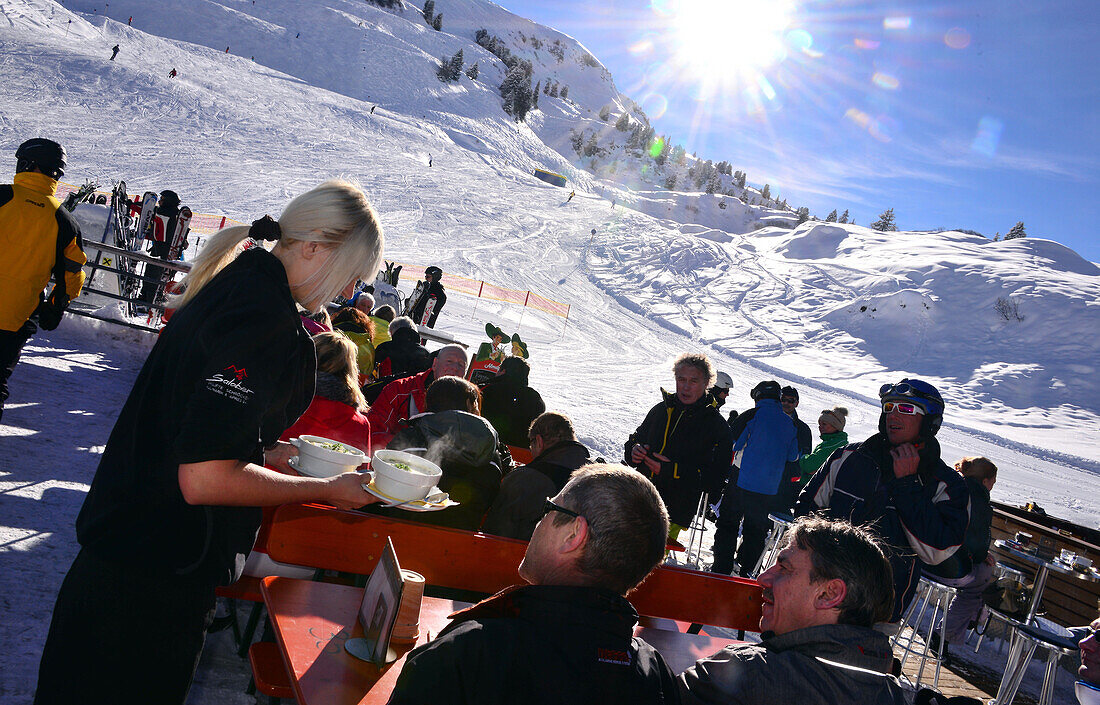 Restaurant im Skigebiet von Warth am Arlberg, Winter in Vorarlberg, Österreich