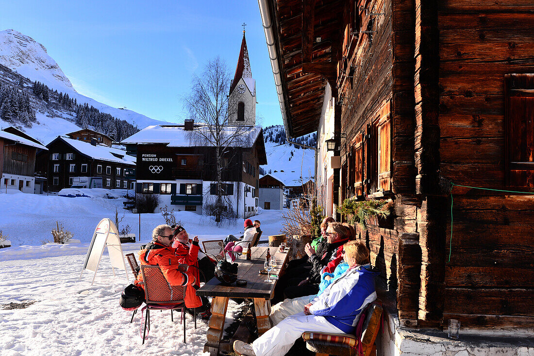 Bar in Warth am Arlberg, Winter in Vorarlberg, Österreich