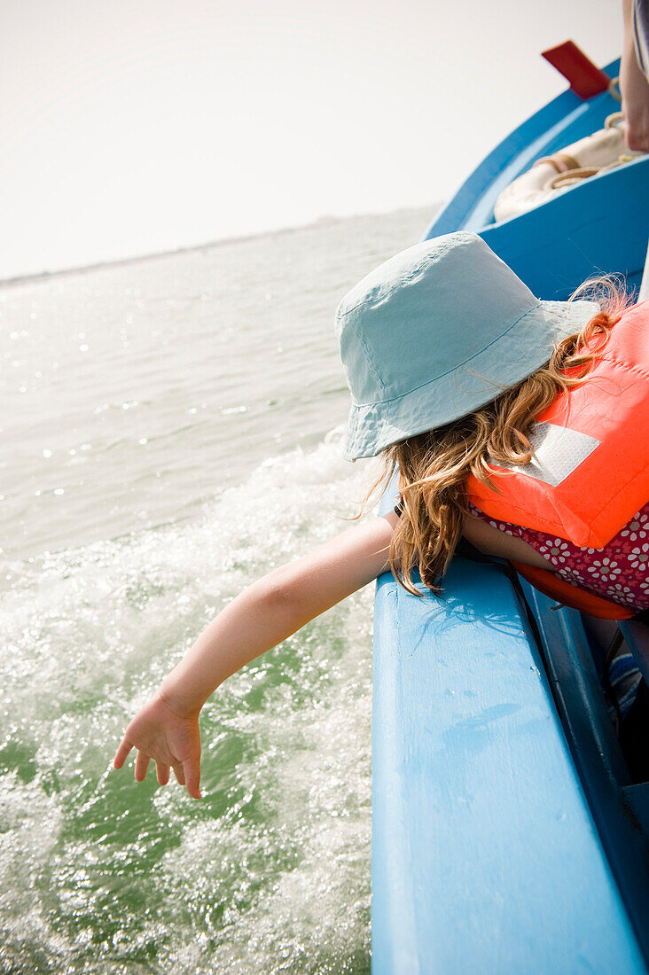 Mädchen in einem Boot, Faro, Algarve, Portugal