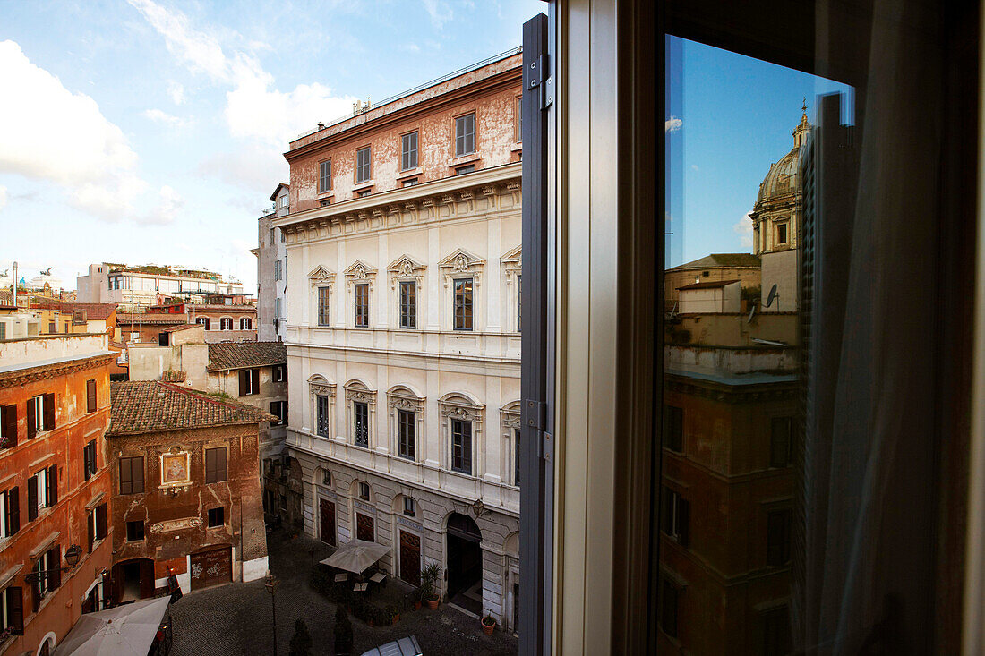 Blick auf die Gassen von Rom aus dem Fenster des Hotels Romanico Palace, Rom, Latium, Italien