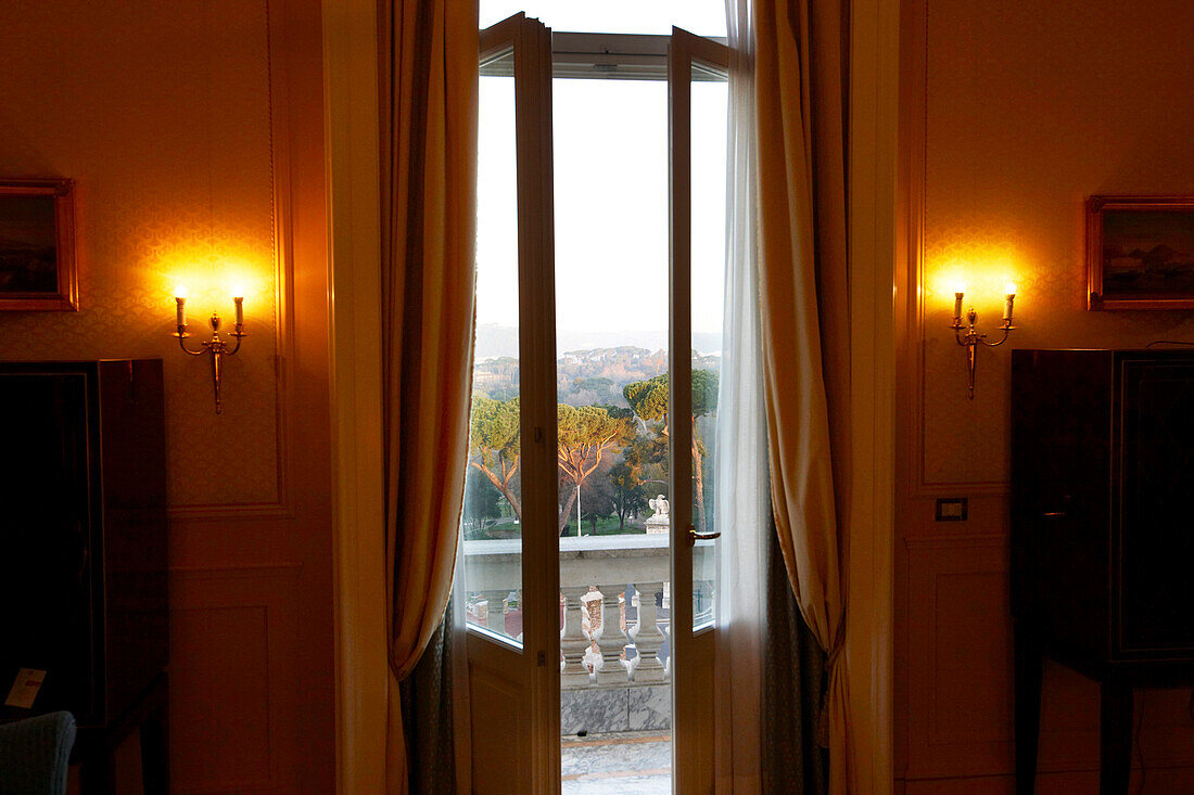 Blick aus dem Fenster des Grand Hotel Flora, Rom, Latium, Italien