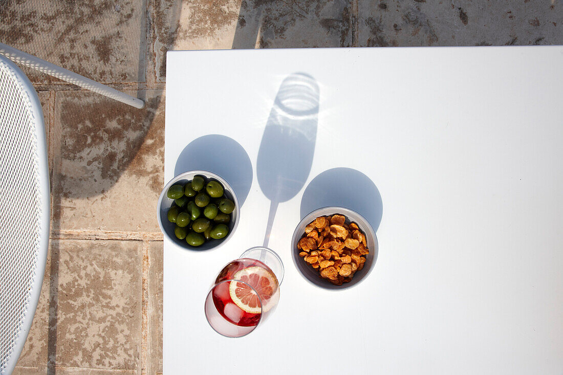 Aperol mit Oliven und Nüsse, Masseria, Alchimia, Apulien, Italien