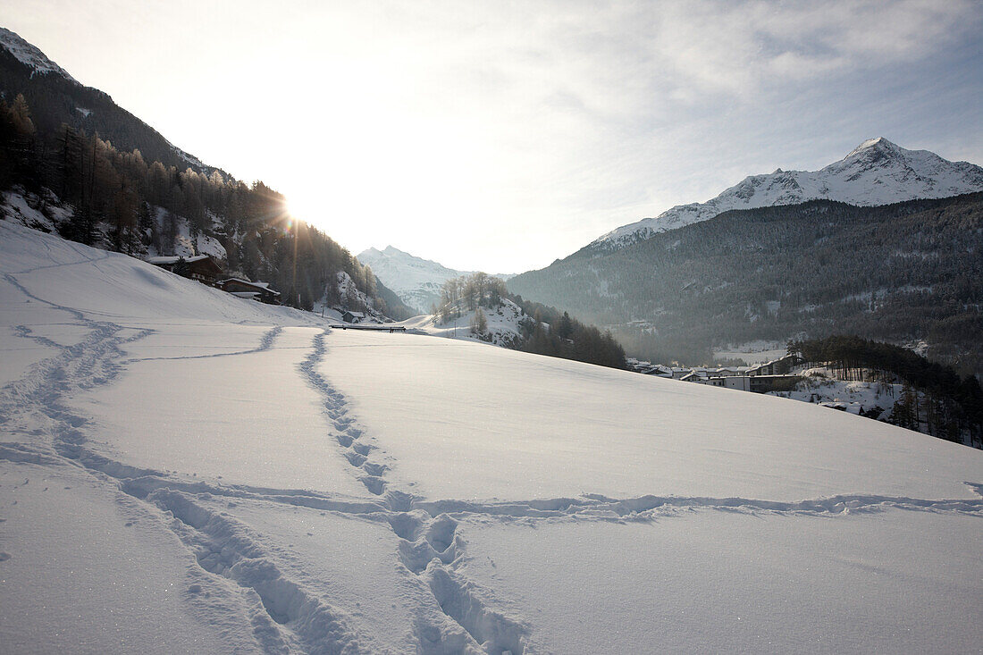 Fußspuren im Schnee oberhalb von Sölden, Blick Richtung Süden, Tirol, Österreich