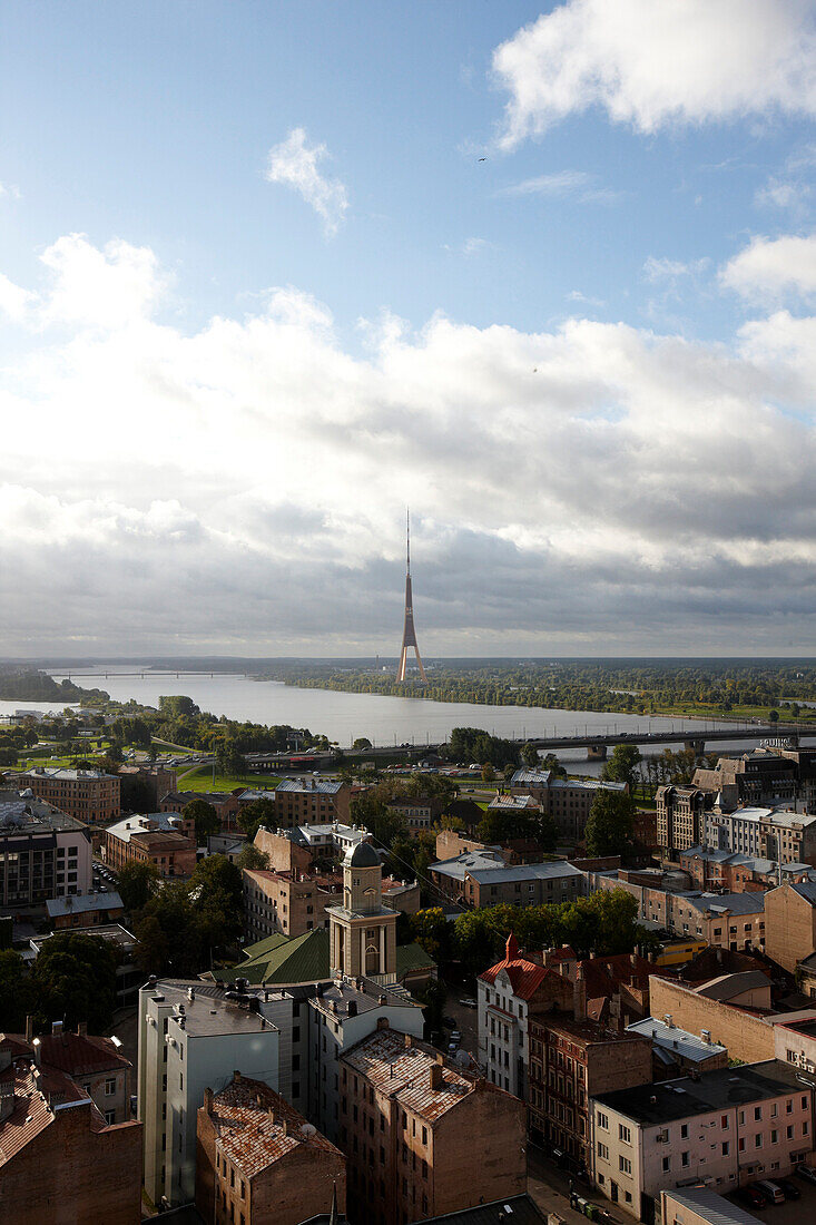 Blick auf den Fernsehturm von der Akademie der Wissenschaften, Riga