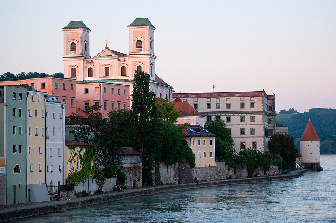 Inn promenade, church of St. Michael and Schaiblingsturm tower, Passau, Lower Bavaria, Bavaria, Germany
