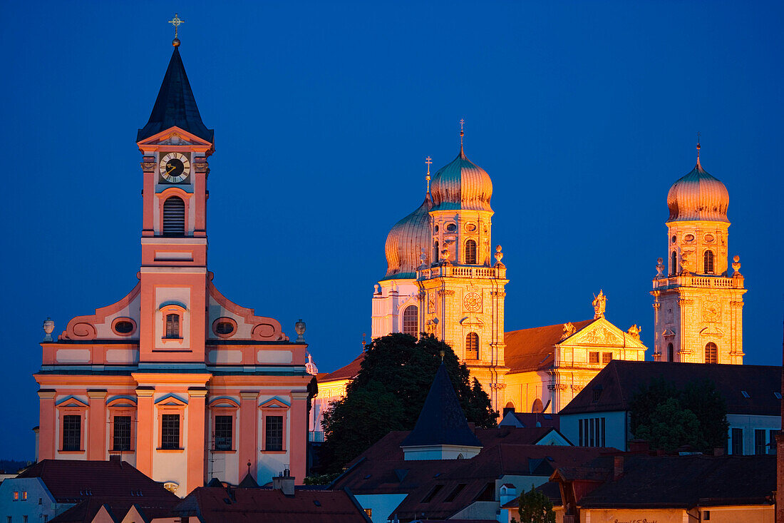 Church of St. Paul and cathedral (right) at night, Passau, Lower Bavaria, Bavaria, Germany