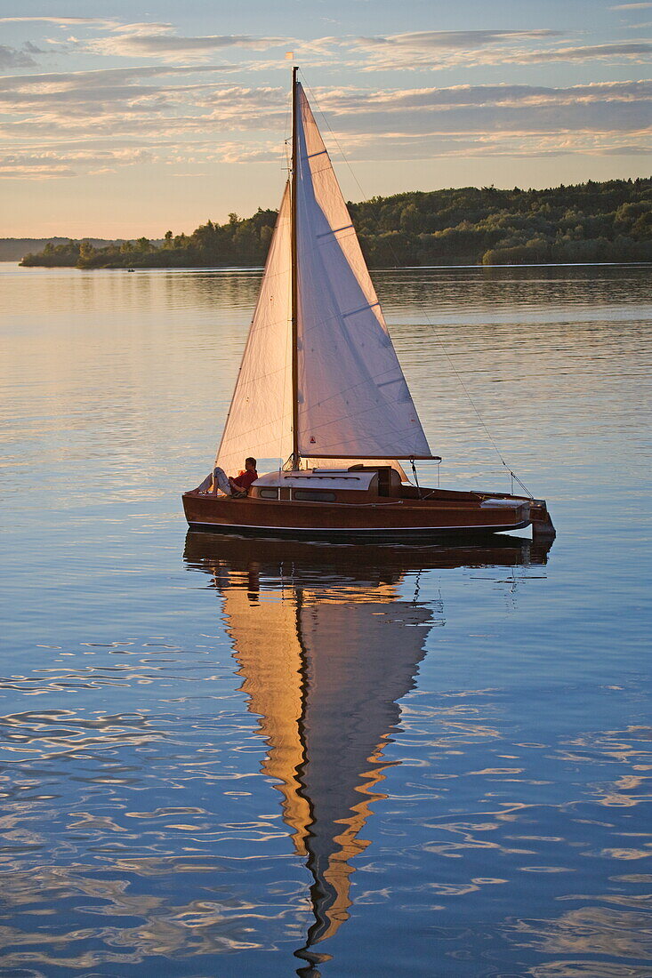 Sailing boat on lake Ammersee, Upper Bavaria, Bavaria, Germany