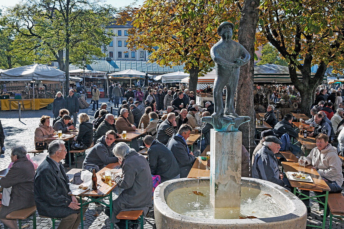Beer garden and Weiss Ferdl Fountain at Viktualienmarkt, Munich, Upper Bavaria, Bavaria, Germany