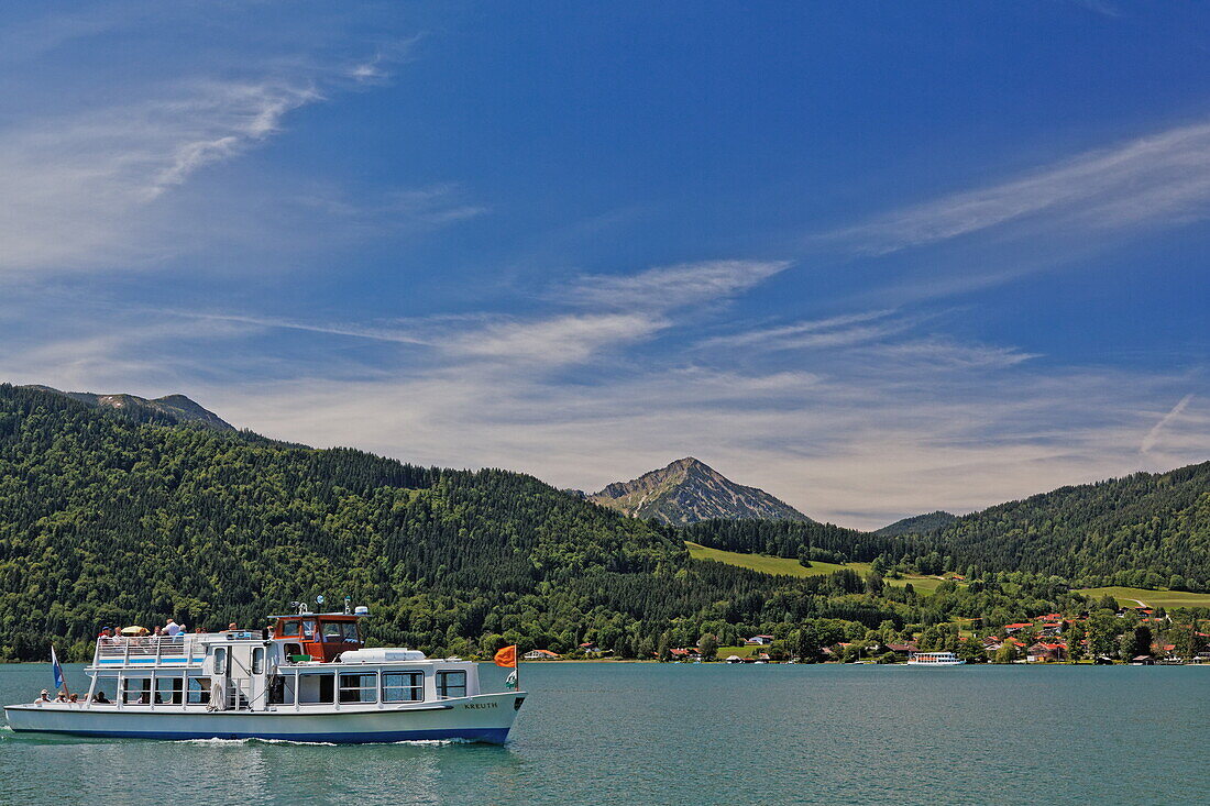 Blick von Tegernsee auf das Westufer des Tegernsee, Oberbayern, Bayern, Deutschland