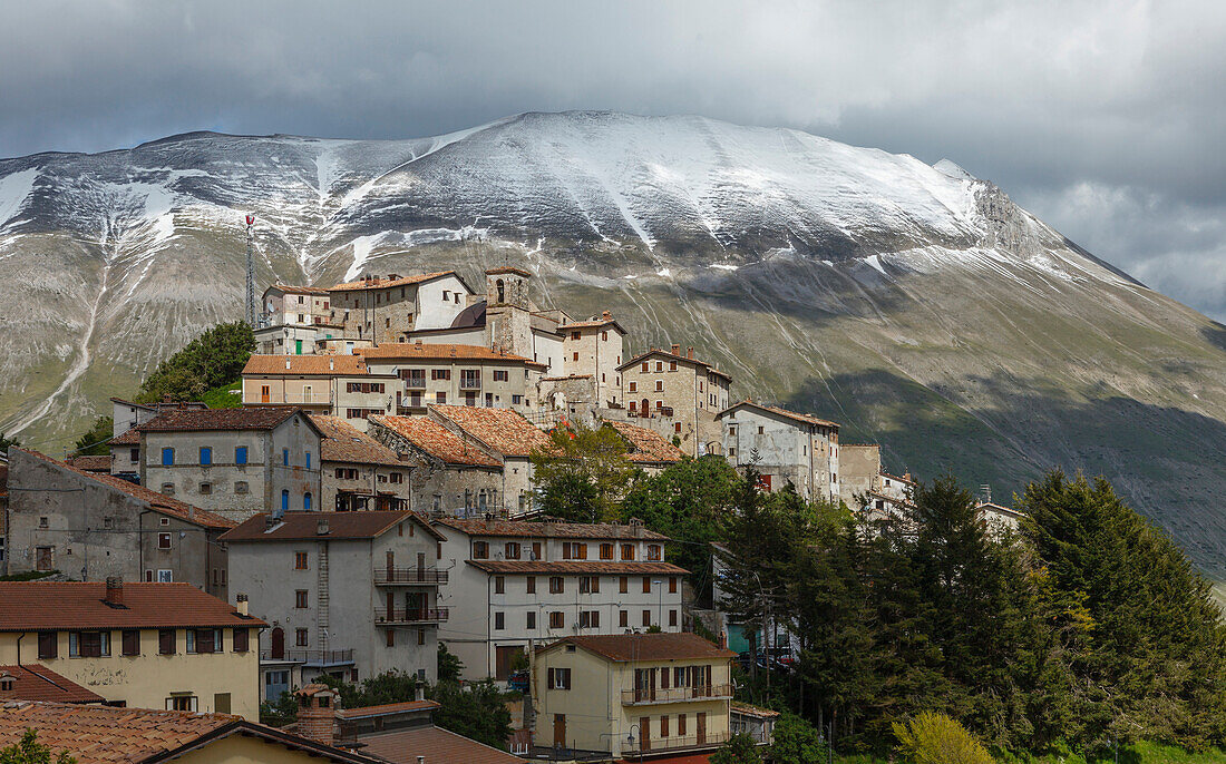 Village of Castelluccio, Piano Grande, Monte Vettore (2478m), mountain with snow, Monti Sibillini, Apennine Mountains, near Norcia, province of Perugia, Umbria, Italy, Europe