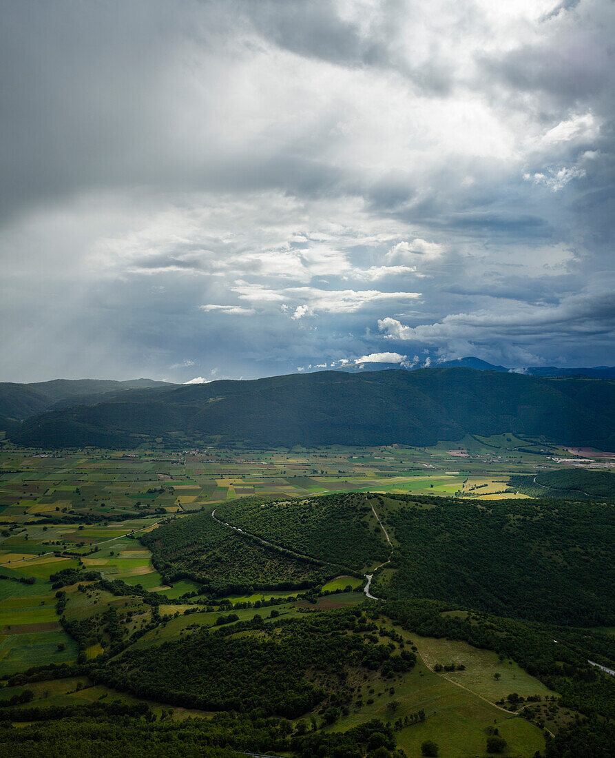 Ebene von Norcia, von der Passstrasse nach bei Castelluccio, bei Norcia, Provinz Perugia, Umbrien, Italien, Europa