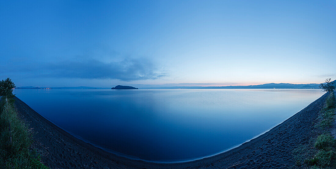 Crater lake Lago di Bolsena with Isola Martana at dawn, volcanic origin, near Montefiascone, province of Viterbo, Lazio, Italy, Europe