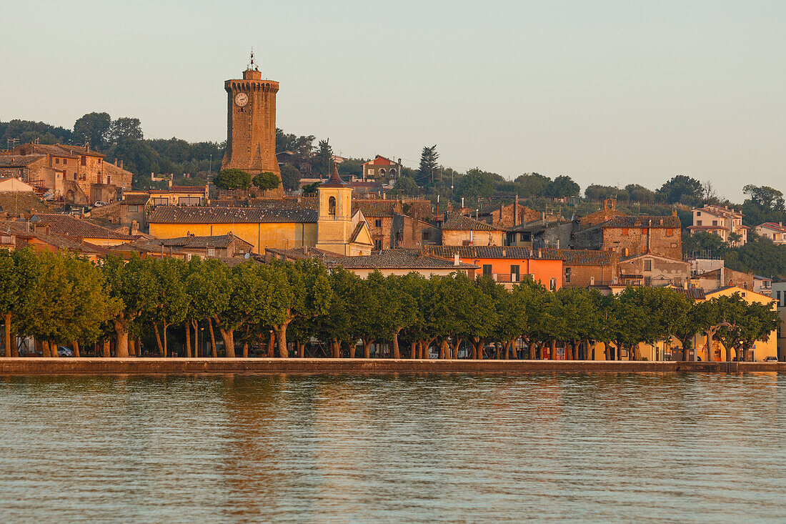 Uferpromenade mit Bäumallee, Marta, Lago di Bolsena, Kratersee, vulkanisch, Provinz Viterbo, Latium, Italien, Europa