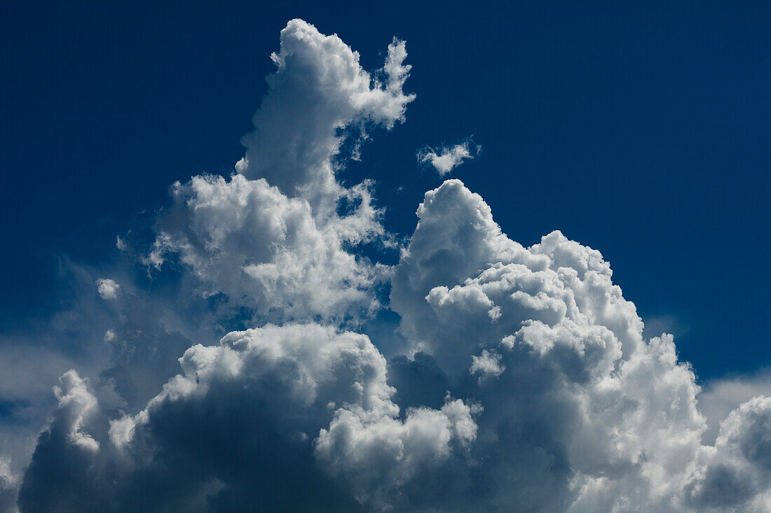 Cumuluswolken über Lago di Bolsena, Kratersee, vulkanisch, in der Nähe von Montefiascone, Provinz Viterbo, Latium, Italien, Europa