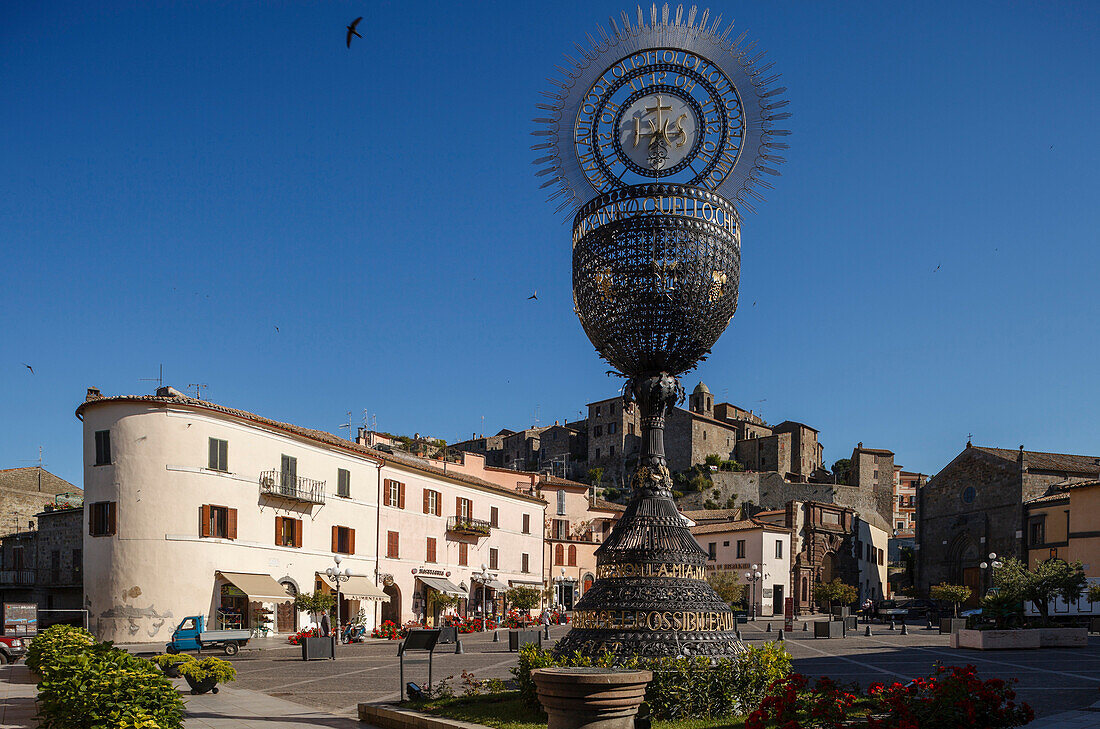 Religiöse Skulptur für Eiucharistie, heilige Kommunion, Piazza Mateotti, Bolsena am Lago di Bolsena, Provinz Viterbo, Latium, Italien, Europa