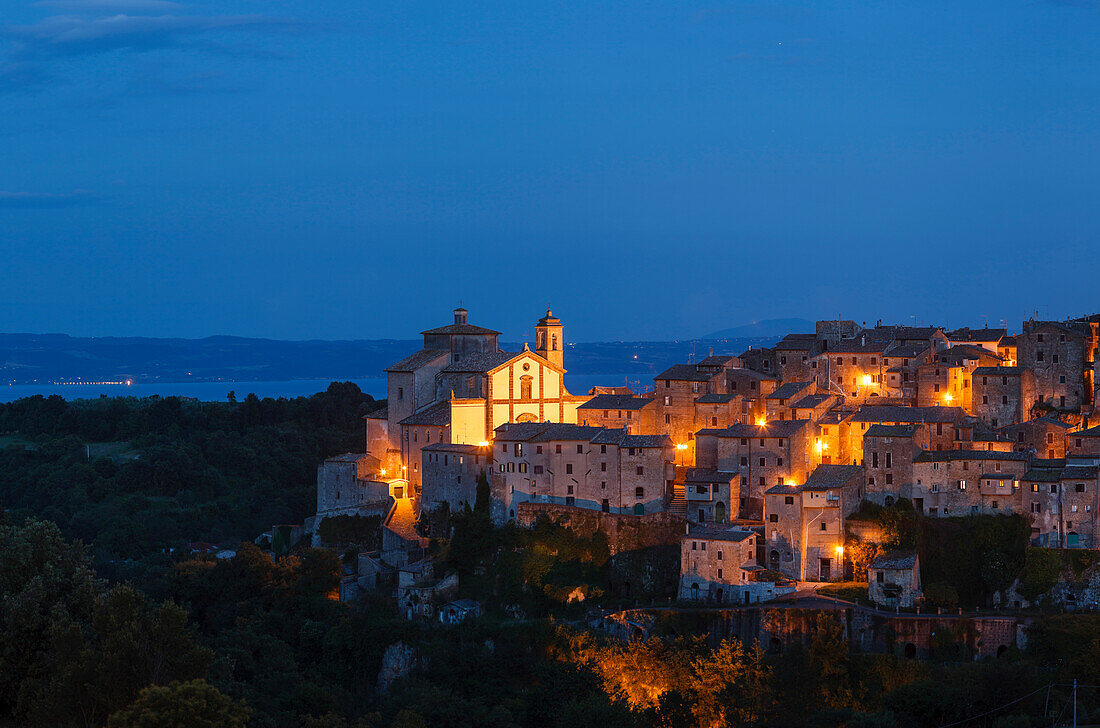 Grotte di Castro im Abendlicht, Bergdorf über Lago di Bolsena, See, Kratersee, vulkanisch, Provinz Viterbo, Latium, Italien, Europa