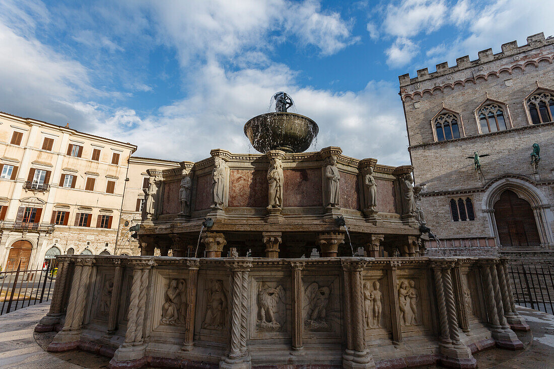 Fontana Maggiore fountain on Piazza 4 Noviembre square, Duomo San Lorenzo cathedral, Perugia, provincial capital, Umbria, Italy, Europe