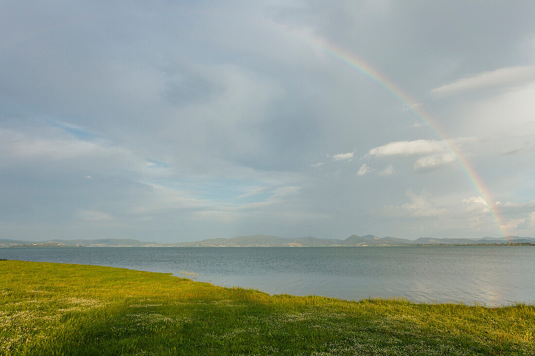 Regenbogen vom Seeufer aus gesehen, Castiglione del Lago, Lago Trasimeno, Trasimenischer See, Provinz Perugia, Umbrien, Italien, Europa