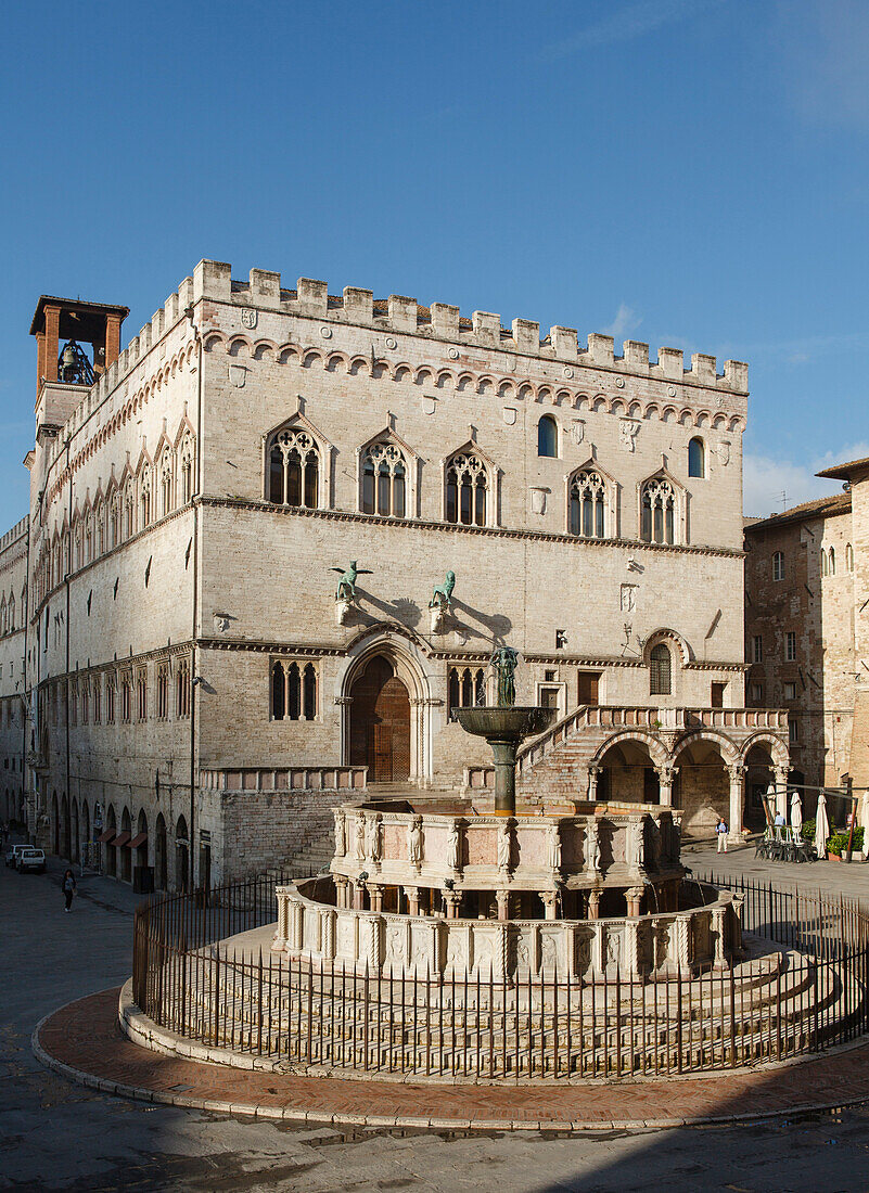 Fontana Maggiore Brunnen und Palazzo Comunale Rathaus, Piazza 4 Noviembre, Platz, Corso Vanucci, von den Stufen des Duomo San Lorenzo, Dom, Perugia, Provinzhauptstadt, Umbrien, Italien, Europa