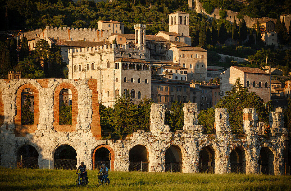 Teatro Romano, Römisches Theater und Palazzo dei Consoli Rathaus, Franziskus von Assisi, Via Francigena di San Francesco, Franziskusweg, Gubbio, Provinz Perugia, Umbrien, Italien, Europa