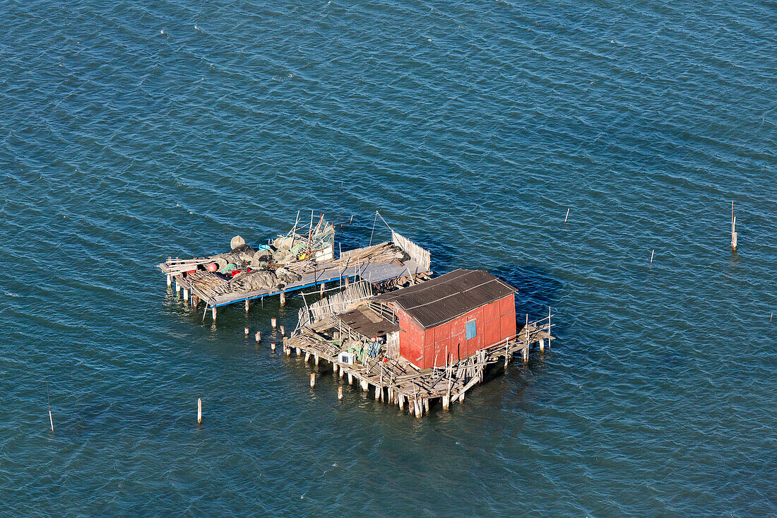 Lagune von Venedig aus der Luft, Casone, Fischerhütten auf Stelzen, Lager für Fischerboote und Netze, Hütten der Fischer von Pellestrina,Italien