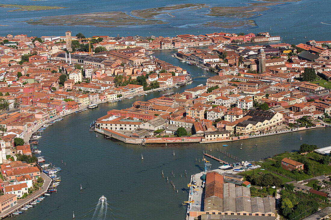 Lagune von Venedig aus der Luft, Insel der Glasbläser, Glasindustrie, Murano,Italien