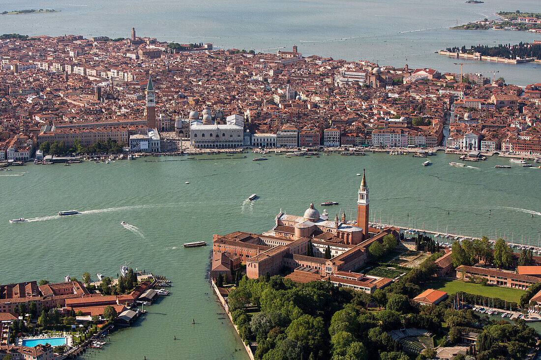 Stadtansicht Venedig, Giudecca und San Giorgio Maggiore aus der Luft, San Marco, Campanile, Venedig, Italien