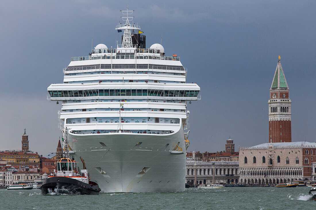No Grandi Navi, riesiges Passagierschiff und Schlepper, in Giudecca Kanal, Venedig, Italien