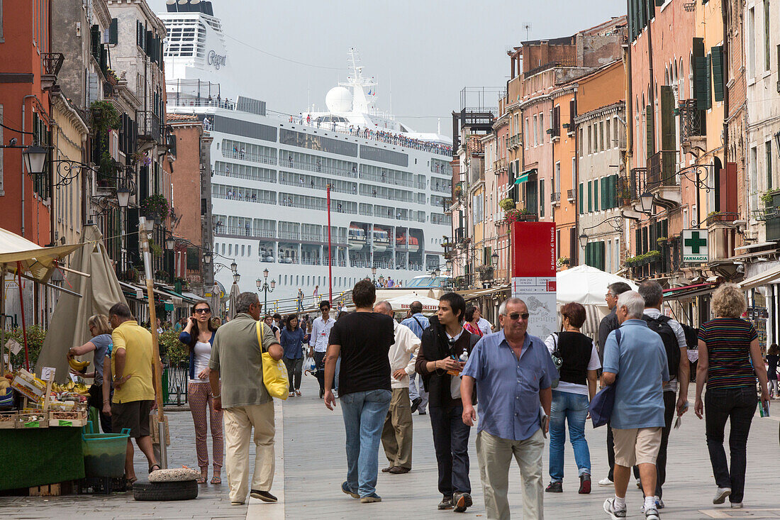 No Grandi Navi, riesiges Passagierschiff am Ende Via Garibaldi, Castello, Venedig, Italien