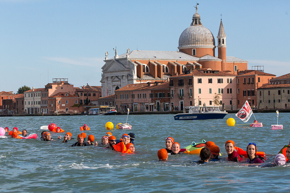 No Grandi Navi, Bürgerinitiative, Demonstranten mit Booten und Schwimmer in Neopren demonstrieren gegen die riesigen Passagierschiffe im Giudecca Kanal, Venedig, Italien
