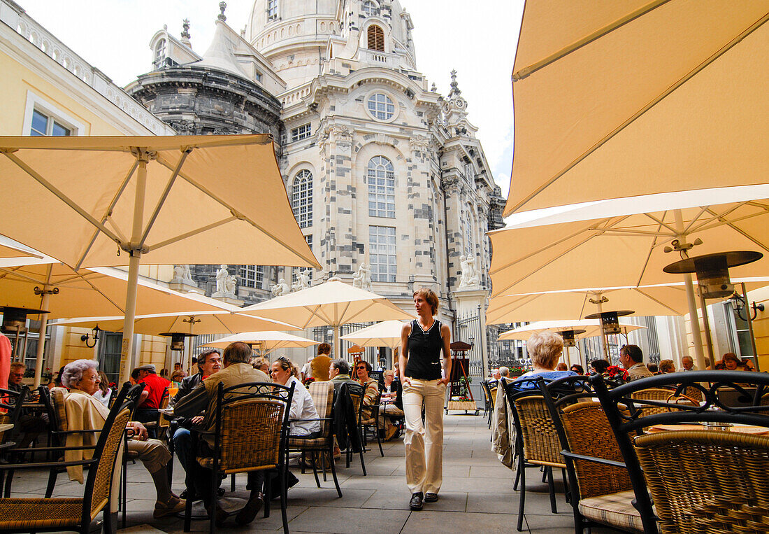 Straßencafe an der Frauenkirche, Dresden, Sachsen, Deutschland