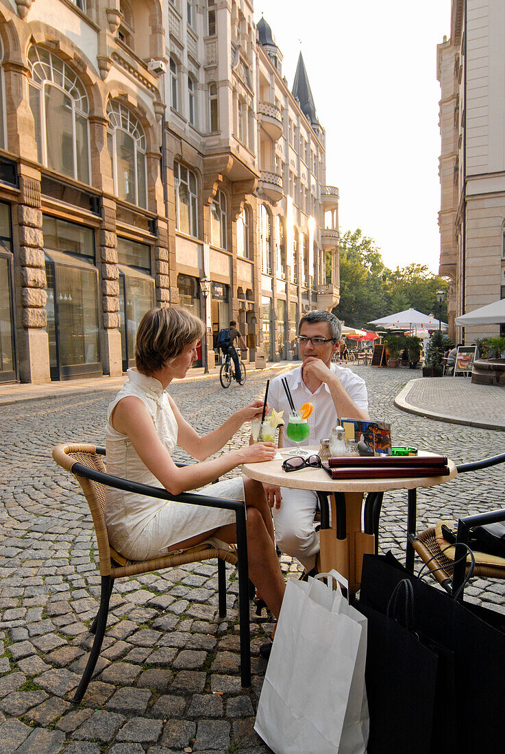 Paar in einem Straßencafe im Barfußgässchen, Leipzig, Sachsen, Deutschland