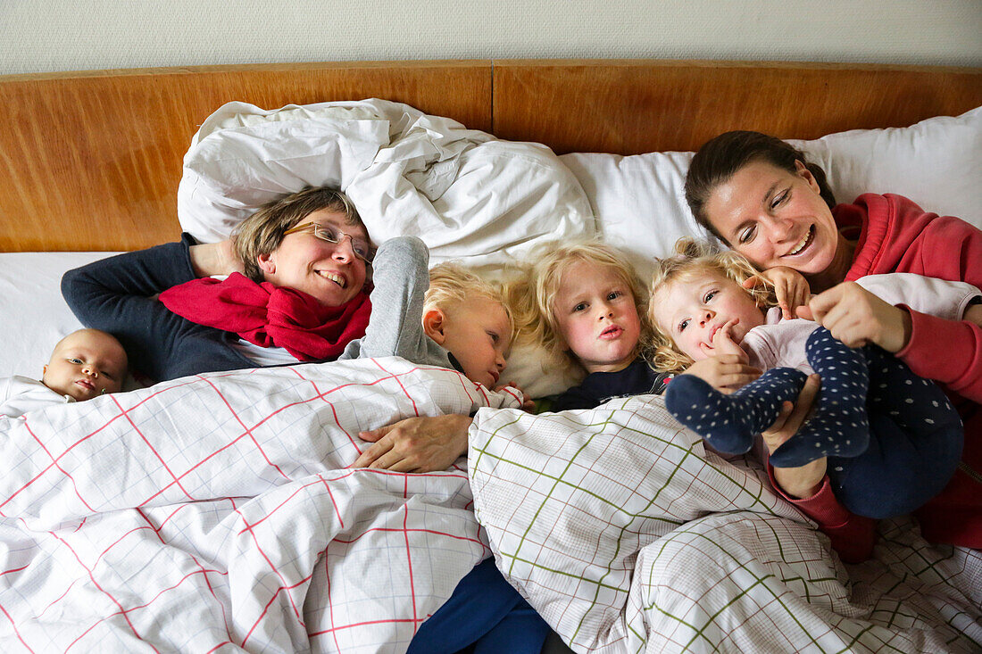 Zwei Mütter mit Kindern in einem Bett, Schloss Goseck, Goseck, Sachsen-Anhalt, Deutschland