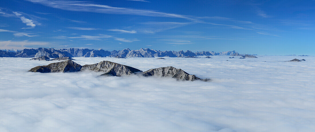 Panorama vom Guffert mit Blick auf Nebelmeer mit Stubaier Alpen, Unnütz im Vordergrund, Karwendel und Wetterstein mit Zugspitze, Guffert, Rofan, Tirol, Österreich