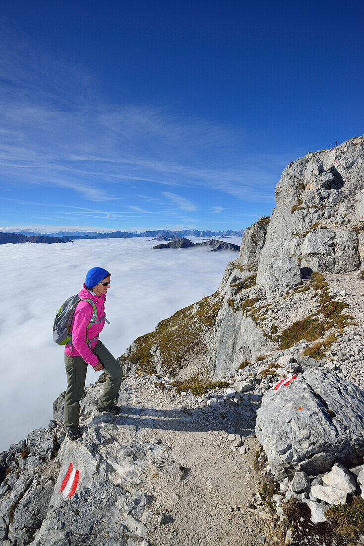 Frau steigt auf Wanderweg zum Guffert auf, Brandenberger Alpen (Rofan), Tirol, Österreich
