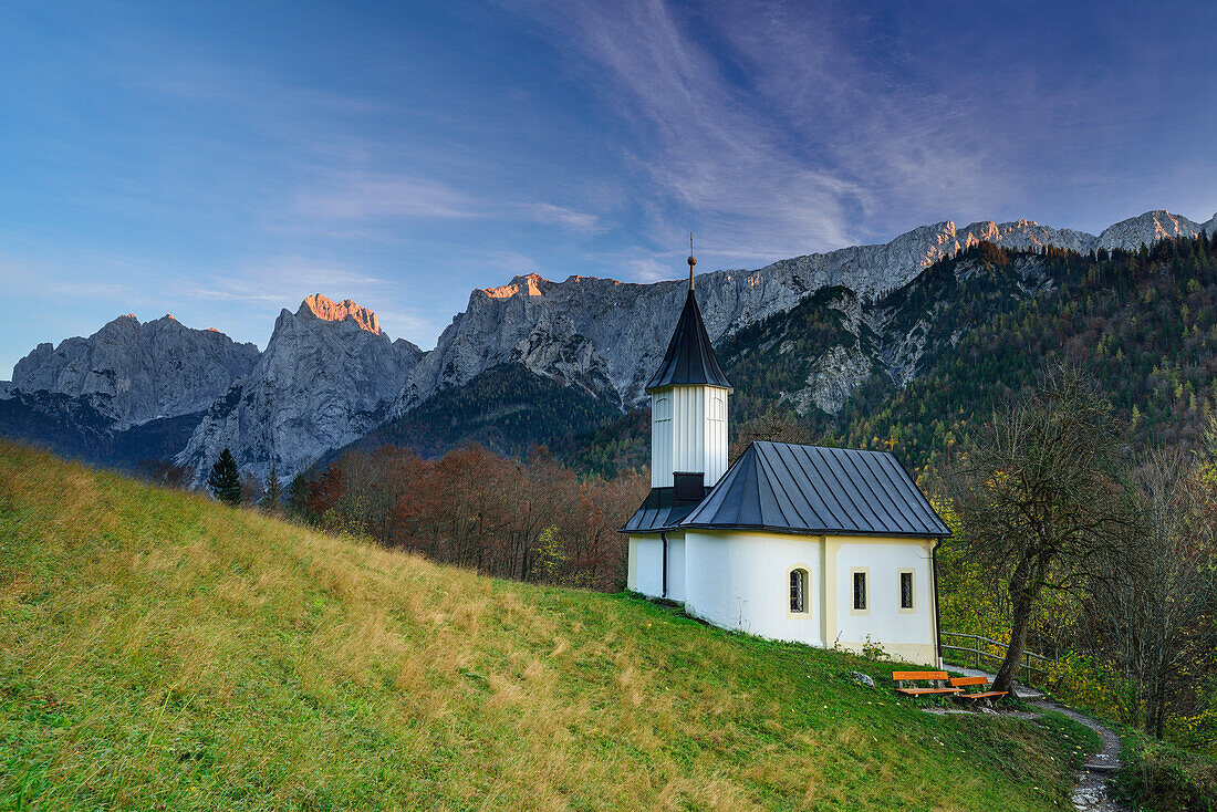 Antoniuskapelle vor Wilder Kaiser mit Totenkirchl, Gamshalt, Ellmauer Halt und Kopfkraxen, Antoniuskapelle, Kaisertal, Wilder Kaiser, Kaisergebirge, Tirol, Österreich