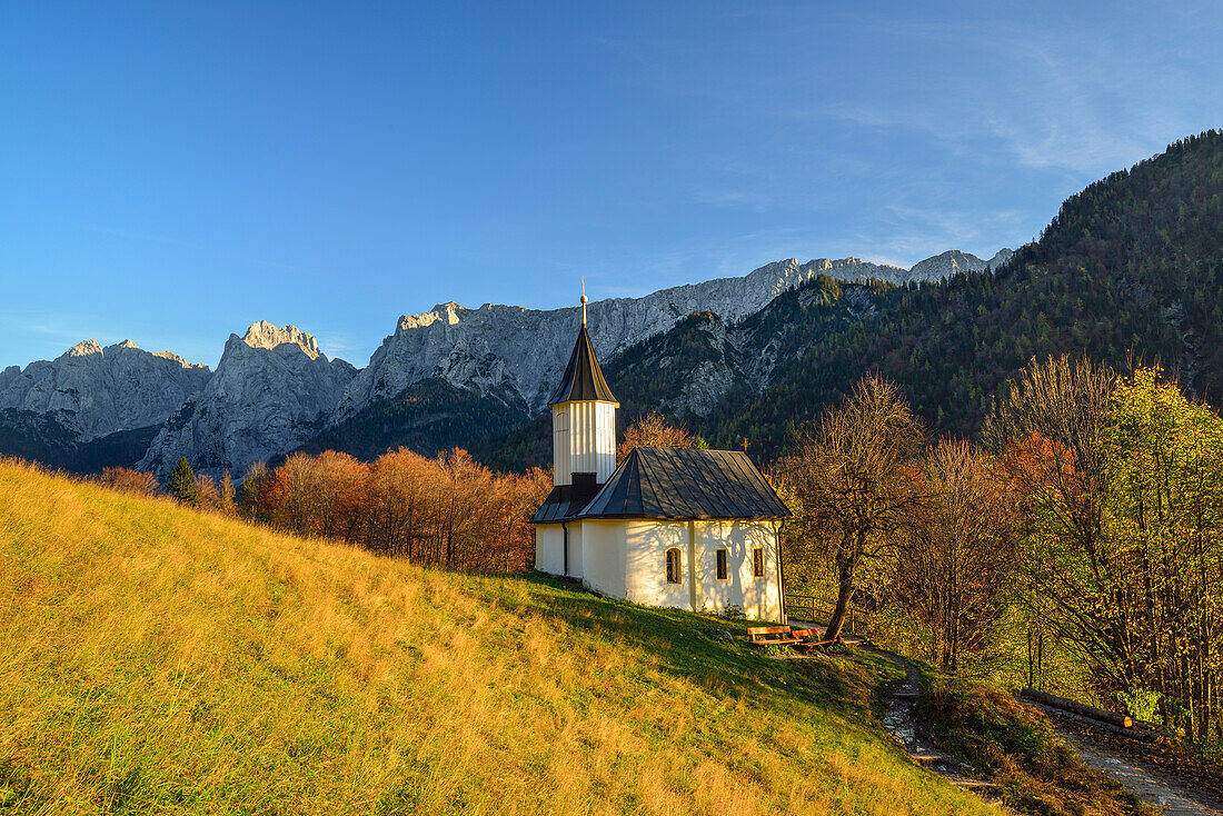 Antoniuskapelle vor Wilder Kaiser mit Totenkirchl, Gamshalt, Ellmauer Halt und Kopfkraxen, Antoniuskapelle, Kaisertal, Wilder Kaiser, Kaisergebirge, Tirol, Österreich