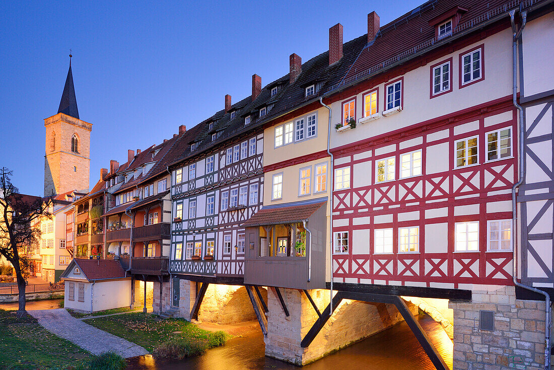 Beleuchtete Krämerbrücke mit Ägidenkirche, Krämerbrücke, Erfurt, Thüringen, Deutschland