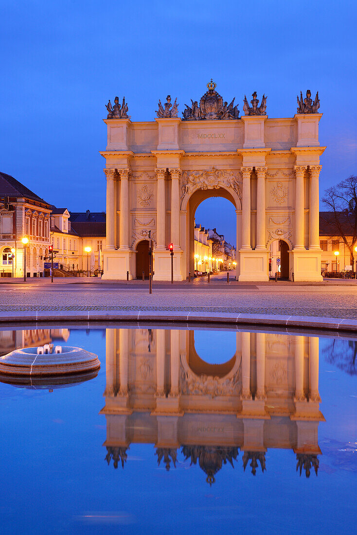 Brandenburger Tor spiegelt sich in Brunnen, Brandenburger Tor, Potsdam, Brandenburg, Deutschland