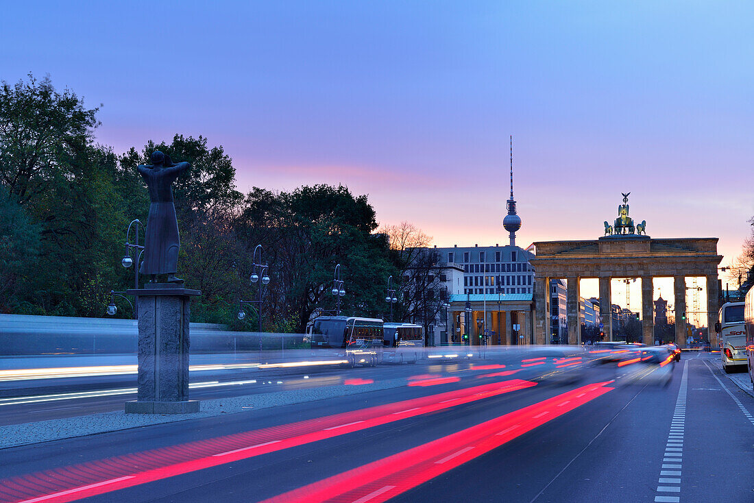 Autos fahren auf Straße des 17. Juni auf Brandenburger Tor zu, Brandenburger Tor, Berlin, Deutschland